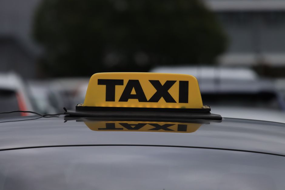 Une voiture et un taxi