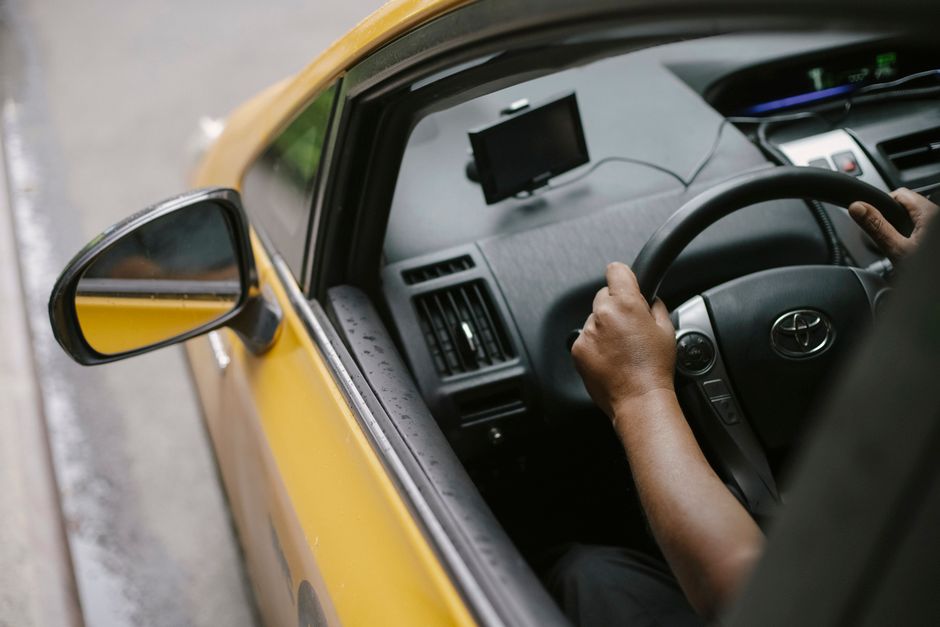 Une personne, un arbre et une voiture