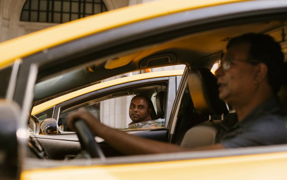 Une voiture et un taxi